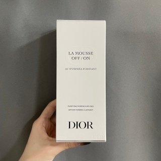 💹20✍🏻专柜版,
迪奥睡莲洗面奶150ml!选择合适的洁面产品,一直是一门学问,既不能过度清洁,也不能清洁力不到位。那最近评价超好的就是迪奥睡莲洁面了,快来了解一下吧。“减负”OFF:清洁能力考察的硬指标,深彻洁净;“加正”ON:复配功效性护肤成分,舒缓保湿,修护屏障。“多方”洁肤因子:表活采用椰油萃取的双重氨基酸表活,复配皂基成分。搭配法国睡莲精萃+矢车菊花水,清洁的同时,强韧肌肤的第一道防护线👍