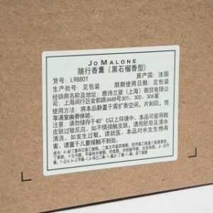 💹60✍️专柜版本，一套
祖马龙黑石榴支架车载香纷🤩好马陪好鞍，太贵的也买不起，价格适中的一款并非大家都知道的车载香氛——祖马龙黑石榴随身香氛
❗️注：为什么加了随身二字，因为这款产品本身定义是随身携带的固体香片，也可以放在衣橱储物区域或者特性喜好的区域，个人理解祖马龙为了提高销量，所以再推荐方面提到了车载香氛使用。
🥳关于味道方面：一共有三款，最小众的黑石榴，名字不好听但是是木调，不浓郁适合男生✍🏻划重点。
黑石榴：果香+木调 幽静的味道。比网上爆款车载香氛好👃太多了，不晕车❗️
英国梨与小苍兰：这款太多小红书女孩子推介，男生觉得直接从试香纸上的第一感受是清凉型芬芳，有进攻性的气味不适合自己。

知道是否有人注意到我放在水杯架里。因为据多人反馈，挂在车上容易被晒化，以至于香片形变，从钢圈脱落。 目前我还没找到喜欢的挂绳所以索性放在杯架里。若想穿绳 ，专柜小哥告诉我说找他去操作就可以了。
预祝🥮看到这条分享的每个人中秋节快乐黄金周快乐
天天快乐！