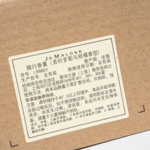 💹60✍️专柜版本，一套
Jo Malone祖玛珑青柠车载支架香薰|车载好物|||香味的东西自带治愈心情，不烂街的款!这只祖马龙的设计也很用心，皮质的盘面感觉更bigger,看起来就很rich! !质感满分~~
这款祖马龙便携香薰其实不仅仅只是车载香薰，更是可以随身携带的便携香薰，也可以放衣橱或是直接放在包包里，更可以放房间使用!
设计可以说是超棒了~四种味道可选:
青柠罗勒与柑橘:芳醇,清爽，金黄初熟秋梨被白色小苍兰层叠包裹，散发着清新纯净的芬芳，这是一款带有阳光和海风的味道，仿若你置身海边的沙滩上