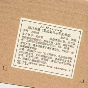 💹60✍️专柜版本，一套
祖马龙车载支架香薰英国梨与小苍兰|||清新而独特，优雅而亲切，甜而不俗
在很多款香薰中，选了这款祖马龙车载香薰
始于颜值终于味道～
.
🌸【材质】
这款是纯天然橡胶，所以能很好的锁住香味，香气很持久，哈哈拆下里外圈当手镯哈哈哈
.
🌸【英国梨与小苍兰】
初熟秋梨的感性清爽包围在白色小苍兰话术中，又因琥珀、广藿香和木香而愈加芳醇
🔸前调：威廉梨
小梨子果香无比清新，多汁之感令香型倍显饱满
🔸中调：小苍兰
纯正英国格调，为中调加入细腻独特的芬芳
🔸后调：广藿香
感性而深沉的木香令整体香氛历久弥新
.
🌸支架版特别好用哦。
.