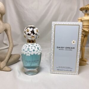 💹50✍️专柜版本
Marc Jacobs马克莫杰蓝色梦境雏菊女士持久淡香水花香调100ml
【前调】黑莓果、葡萄柚、水梨
【中调】茉莉花、荔枝、紫藤花
【后调】白木香、麝香、椰子汁