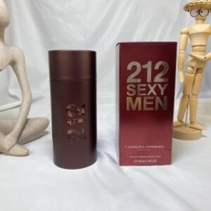 💹65✍️专柜版本
卡罗琳娜Carolina Herrera 212 红色Sexy Men 性感都市男士香水100ml。 212性感男士 混合着活耀的清新由柑橘及佛手柑带出,花瓣、楜椒及豆蔻产生出微妙而辛辣的诱惑,阳刚的香味来自木质调。212 SEXY MEN的瓶型非常阳刚,坚实浑厚且充满了吸引力。这瓶香水传达出坚固、强壮,深紫色的性感特质。【香 调】东方清新调【前 味】佛手柑、柑橘、绿叶【中 味】小豆蔻、花瓣、胡椒【后 味】香草、琥珀、檀香、愈疮木、麝香
