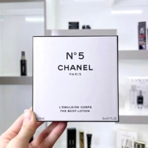 💹70✍🏻专柜版,
香奈儿白色5号身体乳五件套!内含:20ml×5。