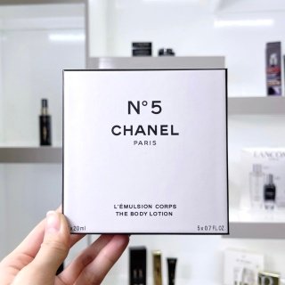 💹70✍🏻专柜版,
香奈儿白色5号身体乳五件套!内含:20ml×5。
