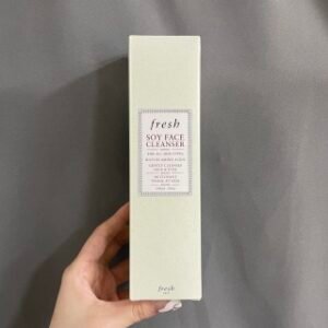 💹22✍️普通
馥蕾诗大豆洗面奶150ml!最畅销的洁面产品,独特的配方与啫喱霜质地,绝不过分清洁,保留肌肤原有的必要养分。蕴含营养丰富的氨基酸、大豆蛋白、舒缓的植物成分,可为肌肤补充水分💧镇静肌肤,并改善肤色肤质。轻盈的青瓜和玫瑰香氛的配方可带来清新、醒肤、清凉的感觉💢