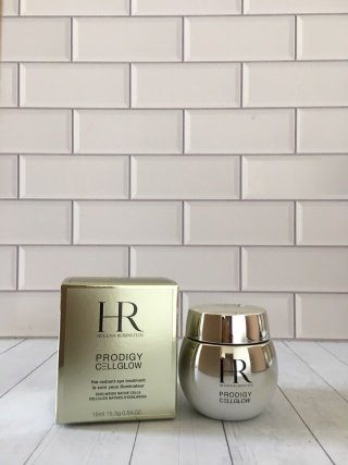 💹45✍🏻专柜版,
HR赫莲娜高光眼霜15ml!这款HR高光眼霜的瓶身很有大牌的风范,拿在手上有RMB的沉重感,打开瓶盖,呈入眼中是淡淡,顿时少女心泛滥,轻轻一抹在眼部提的粉色亮,轻柔按摩使眼周有提拉紧致感,含有波色因抗衰成份年轻了双眸💢