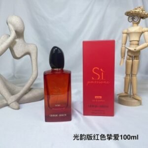💹50✍️专柜版本
ARMANI阿玛尼2022新品SI光韵版红色挚爱迷情eclat版女香100ML
 这款英文名是Si Passione eclat de parfum,
光韵版,2022
前调：黑醋栗卡拉布里亚香柠檬
中调：五月玫瑰大马士革玫瑰
后调：白麝香马达加斯加香草