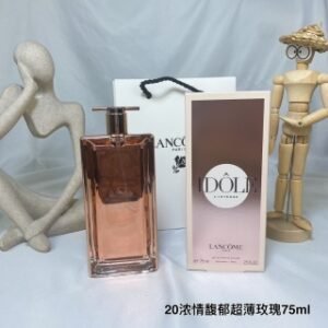 💹50✍️专柜版本
Lancome兰蔻浓香偶像之意馥郁版Lancome Idole Intense 75ml ，2020
前调:柠檬梨
中调：土耳其玫瑰印度茉莉五月玫瑰
后调:白麝香香草
属性:女香
超薄型的瓶装，是比较成熟气质的香型，持香时间很长刚喷出来会比较浓，稍微散一会儿就变得超级好闻！