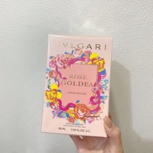💹60✅专柜版，
（宝格丽限量玫瑰金漾女士90ml）🔜这款香水不属于淡香，但也不算浓香，名字里有玫瑰两字，但玫瑰味不是很浓，非常的好闻，前调略带脂粉味。前调：石榴，玫瑰，麝香结晶中调：大马士革玫瑰，茉莉桔梗基调：麝香，檀木，乳香👏