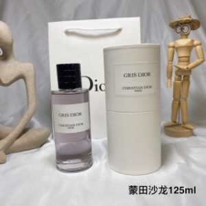 💹60✍️专柜版本
蒙田沙龙-GRIS DIOR 125ml
迪奥典藏香氛世家沙龙125ml
Dior Gris Dior GRIS DIOR CHRISTIAN DIOR PARIS CHRISTIAN DIOR
香调：花香调
气，味：香柠檬玫瑰广藿香琥珀雪松檀香木橡木苔