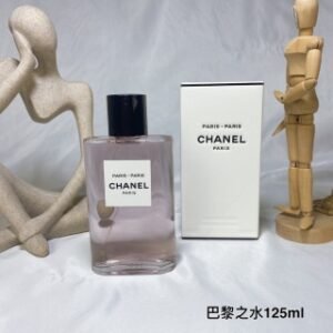 💹45✍️专柜版本
CHANEL香奈儿巴黎之水-巴黎125ml
清新闪亮的木质花香调，交织玫瑰、柑橘、广藿香与少许辛辣的粉红胡椒，清新轻灵的气息，
向这座传奇之城的优雅随性致意。