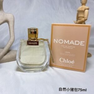 💹50✍️专柜版本
2022年Chloe/蔻依Nomade恋旅女士纯素自然小猪包新款香水浓香EDP100%Naturelle75ml

2022年新款香水
Nomade Naturelle Eau de Parfum Chloé
一款东方型花香调的女用香水
这款香水的调香师是Caroline Dumur。
前调是枣 和 黄香李;
中调是埃及茉莉 和 小苍兰;
基调是香草, 檀木 和 橡苔