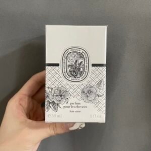 💹50✍🏻专柜版，蒂普提克头发喷雾30ml，
这款的香水没给我很大的感触没想到发香我却很喜欢不是单纯的玫瑰花香是木质花香调前调跟后调都好闻💢