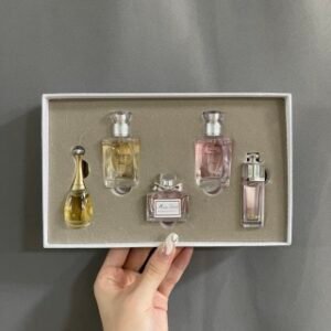 💹45✍️专柜版本
迪奥香水小样香水五件套永恒套,套装内含🔜①Dior EDT迪奥茉莉花小样7.5ml 【带喷头】
②Dior迪奥永恒的爱7.5ml小样 【带喷头】
③(真我浓香5ML+花漾甜心5ML+粉魅5Ml)不带喷头