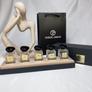 💹40✍️专柜版本
阿玛尼私藏香水小样7.5ml五件套!7.5ml×5。味道:玉龙茶,和风茉莉,米兰玫瑰,苏州牡丹,栀子麝香。