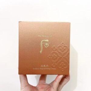 💹65✍️专柜版本
WHOO后天气丹面霜60ml🔜whoo天气丹华泫花献面霜,whoo后天率丹新款面霜面霜眼霜二合一
功效,在天气丹系列之上。因为它家的面霜可以代替眼霜共同使用,就是这么厉害!奢华的护肤体验配以珍贵的宫廷护肤方法,从根本上解决肌肤烦恼,主要功效是提拉紧致,提亮肤色、全面修护、滋润皮肤。清爽不油腻,丝绸般润滑,非常好推开。