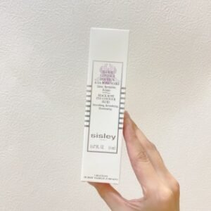 💹45✍️专柜版本
希思黎黑玫瑰眼霜14ml！Sisley希思黎黑玫瑰焕采精华眼霜14ml，结合黑玫瑰精粹 海扇澡精粹 VE 红枫叶萃取咖啡因 小球藻萃取[玫瑰][玫瑰]采用无精油配方，清爽的乳霜质地，配合玫瑰香氛，营造SPA级奢养体验，采用陶瓷笔头，专为娇嫩眼周设计，触感清凉舒爽，按摩激活眼周循环🔄能很好的去泡泡眼，减淡黑眼圈，唤醒年轻双眸👏