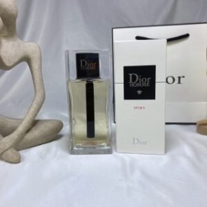 💹70✍🏻专柜版,
迪奥桀骜edt男士淡香水黑盖125ml!大胆无畏的优雅格调别出心裁的芳昋创作,兼具清新感与木香调,如水般清逸,释放瞬息便引人心阳刚硬朗的鸢尾花香氛,它引人注目,却毫不张扬它的存生,已然非同寻常。这款芳香钜作一如每位Dior迪奧桀骜男士,变化莫测。pior迪奥桀骜男士香水摒弃一切男子气概的陈词滥调,探索一种全新的阳刚气息显而易见又深沉复杂。”Dior迪奥首席调香师 Francois Demachy!