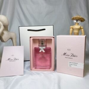 💹55✍️专柜版本
Dior迪奥小姐2021玫影花境香水100ML
露水与玫瑰的邂逅
五月玫瑰水
是迪奥小姐魅影花境香水的精髓