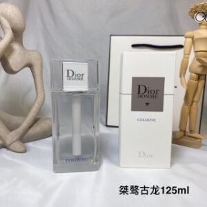 💹70✍🏻专柜版,
迪奥桀骜男士古龙水白盖125ml!大胆无畏的优雅格调别出心裁的芳昋创作,兼具清新感与木香调,如水般清逸,释放瞬息便引人心阳刚硬朗的鸢尾花香氛,它引人注目,却毫不张扬它的存生,已然非同寻常。这款芳香钜作一如每位Dior迪奧桀骜男士,变化莫测。pior迪奥桀骜男士香水摒弃一切男子气概的陈词滥调,探索一种全新的阳刚气息显而易见又深沉复杂。”Dior迪奥首席调香师 Francois Demachy!