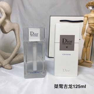 💹70✍🏻专柜版,
迪奥桀骜男士古龙水白盖125ml!大胆无畏的优雅格调别出心裁的芳昋创作,兼具清新感与木香调,如水般清逸,释放瞬息便引人心阳刚硬朗的鸢尾花香氛,它引人注目,却毫不张扬它的存生,已然非同寻常。这款芳香钜作一如每位Dior迪奧桀骜男士,变化莫测。pior迪奥桀骜男士香水摒弃一切男子气概的陈词滥调,探索一种全新的阳刚气息显而易见又深沉复杂。”Dior迪奥首席调香师 Francois Demachy!