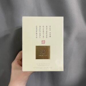💹62✍🏻专柜版，
阿玛尼私藏香水100ml苏州牡丹幻沙🔜实拍📸到货❗️新款中国风🌸Armani阿玛尼rive系列苏州牡丹粉色流沙限量版香水100ml，喷身上可以做高光，这款苏州牡丹限量真的的把烟雨江南的那份儿内敛又端庄做的淋漓尽致了，第一感觉就是扑面而来的大家闺秀气质，是难得的能体会到中国风也不俗气的味道了，有人翻译叫贵族系列，但香水本身确实对得起她的价格，真的真的值得入手，印有刘禹锡的《赏牡丹》诗句！很特别，是一款这辈子都很难撞香的系列~香调：花香甘苔调。前调：橘子、粉红胡椒、树莓，中调：玫瑰、玫瑰、牡丹，后调：广藿香、麝香、琥珀！💢