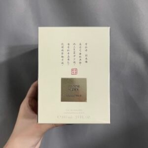 💹62✍🏻专柜版，
阿玛尼私藏香水100ml苏州牡丹🔜实拍📸到货❗️新款中国风🌸Armani阿玛尼rive系列苏州牡丹粉色香水100ml，喷身上可以做高光，这款苏州牡丹限量真的的把烟雨江南的那份儿内敛又端庄做的淋漓尽致了，第一感觉就是扑面而来的大家闺秀气质，是难得的能体会到中国风也不俗气的味道了，有人翻译叫贵族系列，但香水本身确实对得起她的价格，真的真的值得入手，印有刘禹锡的《赏牡丹》诗句！很特别，是一款这辈子都很难撞香的系列~香调：花香甘苔调。前调：橘子、粉红胡椒、树莓，中调：玫瑰、玫瑰、牡丹，后调：广藿香、麝香、琥珀！💢