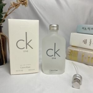 💹40✍️专柜版本
Calvin Klein卡尔文克雷恩白CK ONE 男士/女士中性香水100ML
香调:柑苔果香调
前调:佛手柑、荳蔻、新鲜菠萝、木瓜、柠檬
中调:茉莉花、铃兰、玫瑰、肉荳蔻、百合、鸢尾草
后调:麝香、琥珀、檀香、雪松、橡木苔。。