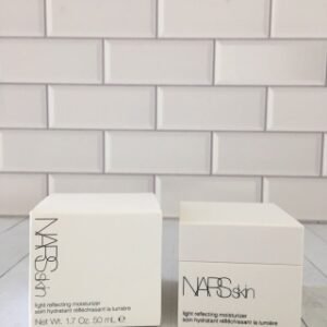 💹20✍️专柜版本
新版 nars无油妆前大白霜50ml！也叫流光美肌柔润保湿面霜，全新升级，质地柔润，很好吸收，能帮助底妆更贴服，改善卡粉哦，非常保湿，补水长效达60小时，有效抗污染，让肌肤透亮光泽，适合所有肤质。