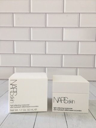 💹20✍️专柜版本
新版 nars无油妆前大白霜50ml!也叫流光美肌柔润保湿面霜,全新升级,质地柔润,很好吸收,能帮助底妆更贴服,改善卡粉哦,非常保湿,补水长效达60小时,有效抗污染,让肌肤透亮光泽,适合所有肤质。