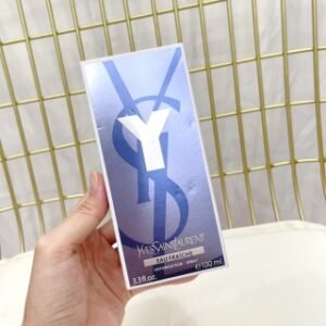 💹45✍🏻专柜版，
圣罗兰Y男士香水100ml磨砂瓶🔜圣罗兰y男士香水磨砂淡香清新香水100ml，YSL圣罗兰2020新款Y先锋男士磨砂淡香清新水eau fraiche 100ml这款香水的成分散发着明亮和冰爽的清新气
息，以柠檬，姜和胡椒的辛辣混合开场。香气
的核心是薄荷清凉之下的天竺葵，并结合杜松
子和薰衣草香气。基调也含有柠檬味，这次是
细腻的香脂乳香和雪松木带来的平滑镇定。
前调：柠檬，姜，胡椒
中调：天竺葵，薄荷，杜松子，熏衣草
基调：乳香，雪松
YEau fraiche香水瓶外形延续了先前的风
格，大采用磨砂玻璃制成，反映了香氛的冰凉💢