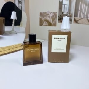 💹60✍️专柜版本
BURBERRY博柏利Hero英雄香浓香骏勇男士香水100ml 
木质香持久留香

前调:松针清冷纯粹透露坚定独立
中调:安息香丝滑圆润散发温暖柔情
尾调:三重雪松干净醇厚尽释男子气概