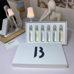 💹55✍️专柜版本
Byredo/ 百瑞德香水试管六件套12ml*6，带喷头，六个味道包含:荒漠孤魂，白色浪漫，吉普赛之水，无人区玫瑰，郁金香，非洲之旅
不知道买啥味道的正装可以试试这个哦。小样套盒真的墙裂推荐大家买!每一只都敲好闻。你身上有她的香水味。一闻就没我的贵！