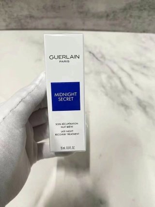 💹65✅ 专柜版
细节全对版,味道对香,非流通普货,明通市场认可版本✔️娇兰熬夜霜明通版15ml!熬夜狂必备,真心推荐。作为一个熬夜党一定要买一支,洗完脸不用涂抹任何东西直接当面霜使用就可以放心熬夜,不用担心闭口痘痘之内的🌻第二天直接洗脸上妆肤色也是一样很亮很润!因为营养成分高💫所以不需要天天擦,哪天熬夜狠了脸色不好就擦一次。