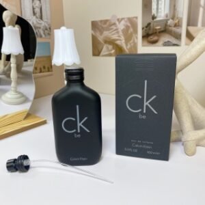 💹40✍️专柜版本
CK黑色香水100ml 现货:黑色。这是一款让人感到亲切的香水,只需要你靠近它,全身上下洒满它,你也会像一杯绿茶一般清新溢。