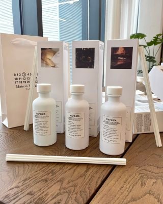 💹70✍🏻专柜版,
马丁马吉拉香薰藤条185ml!配礼袋。味道:爵士俱乐部,火光壁炉,慵懒周末。