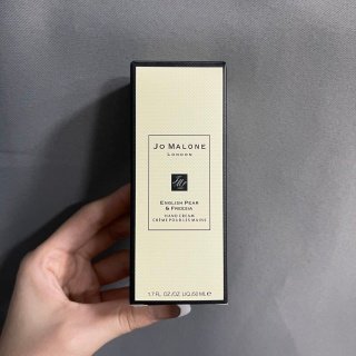 💹25✅专柜版,
祖马龙呵宠护手霜50ml!味道:英国梨,青柠。