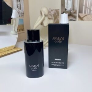 💹60✍🏻专柜版，
阿玛尼密码男士纯香水125ml！以卡拉布里亚佛手柑的明亮和柑橘香调开启，带来泡腾和持久的清新感，精致的核心是树脂和鸢尾醛香调的融合，由鼠尾草强化，赋予香水新的阳刚之气。
借鉴ARMANI CODE的传统,ARMANI CODE PAR
FUM强大的基调以来自巴西的零陵香豆纯油和来自弗吉尼亚的雪松之心为特征。这种混合强调了这种新香的诱惑和魅力。凭借前卫的精神，ARMANI CODE PARFUM打破了陈旧的男性气质原型，增强了自我表达和真实关系的重要性。
