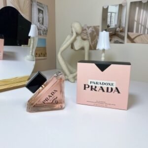💹45✍️专柜版本
Prada普拉达「PARADOXE我本莫测」香水 EDP90ml
木质花香调