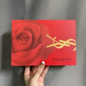 💹50✍️专柜版本
圣罗兰浮雕红金小样六件套！浮雕小金条×2，浮雕小红条×2，小金条经典款×2。配礼袋。重磅来袭，一套在手，化妆不愁，圣罗兰限量版，爱美女性的必备神器，让你亮曝整个秋冬，内含全部专柜热销款！口红💄6支。色号：1-9-1966-21-12-23。