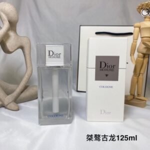 💹60✍️专柜版本
Dior迪奥桀骜男士古龙淡香水125ml（蓝字）
留香Dior Homme
迪奥桀骜古龙
新包装在基础香调上注入了新的活力
清新柑橘更加直接
柑橘馥奇香调
前调：卡拉布里亚柑橘
中调：摩洛哥葡萄柚花
后调：白麝香
白麝香持续了简约干净
低调的同时增添了优雅