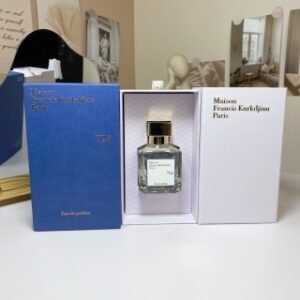 💹50✍️专柜版本
吉安蓝色百家乐724香水70ml
🔜 一比一质量❗️Maison Francis Kurkdjian MFK库尔吉安限定香水 724不夜城EDP70ml
梵诗柯香
724这支香水想要带出NEWYORK的都市沸腾感，让使用者7天24小时都弥漫在干净纯净的香气中。

初调:意大利佛手柑，醛香
中调:抽象的白花香调，埃及茉莉教
基调:檀香,白麝香