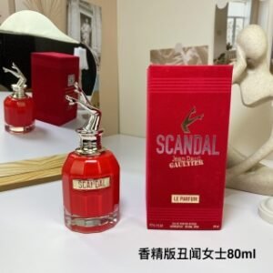 💹55✍️专柜版本
2022新香Gaultier高缇耶Scandal Le Parfum新款香精版丑闻女士香水80ml

硫磺似的红色，喜欢冒犯美好的社会。壮观的双腿，从未停止过被谈论。崇高的茉莉花是对咸焦糖的渴望，穿上黑色的香草，是一种非常女性化的香味。