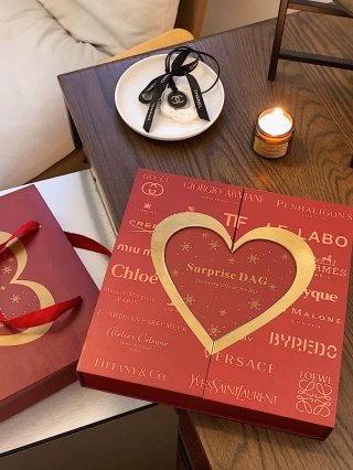 💹70✍️专柜版本
大牌盲盒香水十二件套
🔜一比一质量❗️2023情人节香氛挚宠大牌盲盒十二件套✨大牌香氛,惊喜示爱,助攻告白❤️心动双倍,奢享挚爱 ,香气氤氲🍃
上百款Q香随机搭配💫
盲盒礼盒内含古驰/祖马龙 / 迪奥/ 香奈儿等等的大牌通通都有
随机配发𝟏𝟐瓶 满足你各种场合需求
保证不重复 保证巨高级 保证收到夸!
