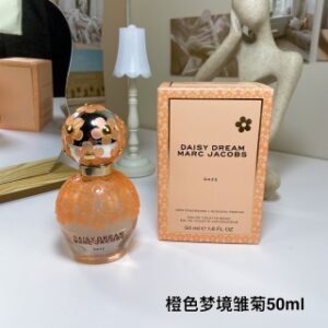 💹35✍️专柜版本
Marc Jacobs马克莫杰橙色灿烂梦境雏菊女士淡香氛50ml
【前调】紫藤花
【中调】龙延
【后调】甜蜜麝香
花果碰撞出水润的清新感