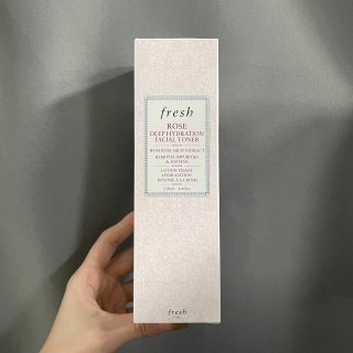 💹30✍️专柜版本
馥蕾诗玫瑰花瓣爽肤水250ml🔜实拍📸现货❗️ fresh一向打温和牌,号称孕妇可用,先不论别的单品如何,这一款玫瑰水的成分还是令人赏心悦目👏成分表短小精悍,排名第一也就是占比例最大的就是大马士革玫瑰🌹不含酒精,温和保湿。纵然不少品牌都曾以玫瑰为材料推出护肤品,可是新鲜的的出品似乎有一阵独特的清香,往往叫人容易识认。如果你也是玫瑰的爱好者,相信这款会是你的修护之选!馥蕾诗玫瑰保湿爽肤水250ml💢