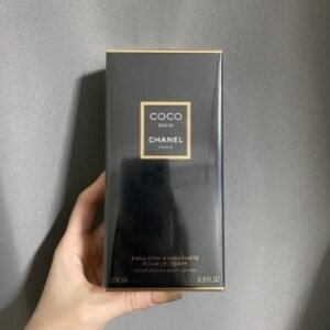 💹50✍️专柜版本
香奈儿黑色coco身体乳200ml！本人干皮，冬天用觉得不够滋润，但是夏天就正好，清爽不黏腻，和沐浴露一样都是甜甜的少女香。关键是这
款身体乳有细闪，抹完blingbling的，夏天露个胳膊露个腿的真的好适合。