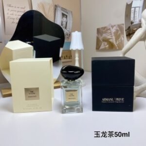 💹50✍️50ml
💹48✍️100ml
ARMANI阿玛尼珍藏系列玉龙茶香水50ml PRIVE LES EAUX香水THE YULONG

以绿茶柑橘的清香配搭烟熏红茶的木调，散发层次分明的自然香气。带点爽甜跳脱的柑橘香气，一扫走潮湿闷热下的烦闷心情。