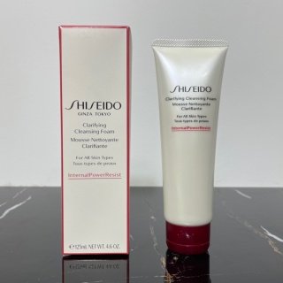 💹40✍🏻专柜版,
资生堂悦薇红妍洗面奶125ml!超大一支,感觉非常耐用!膏体挤出来是纯白色的,泡沫很绵密,味道是清清淡淡的香味,很是喜欢~洗完脸不会紧绷,不会残留,并且觉得脸蛋q弹q弹的。资生堂红腰子红妍洗面奶温和去除氧化皮脂,同时锁住肌肤所需水分💢