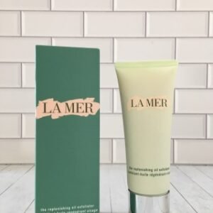 💹45✍🏻专柜版，
海蓝之谜赋活滋润磨砂膏100ml！这款去角质膏的味道真的太奇妙了，用完以后脸部特别干净清爽但不干燥还有点润，产品含LA MER的灵魂成分黄金油（renewal oil ），清洁及滋养肌肤。犹如洁面后直接涂上黄金油一样，洁面过后皮肤非常嫩滑，不紧绷、不油腻，且不会有假滑感。平时有使用黄金油的姐妹，可以入手这款，性价比很不错。